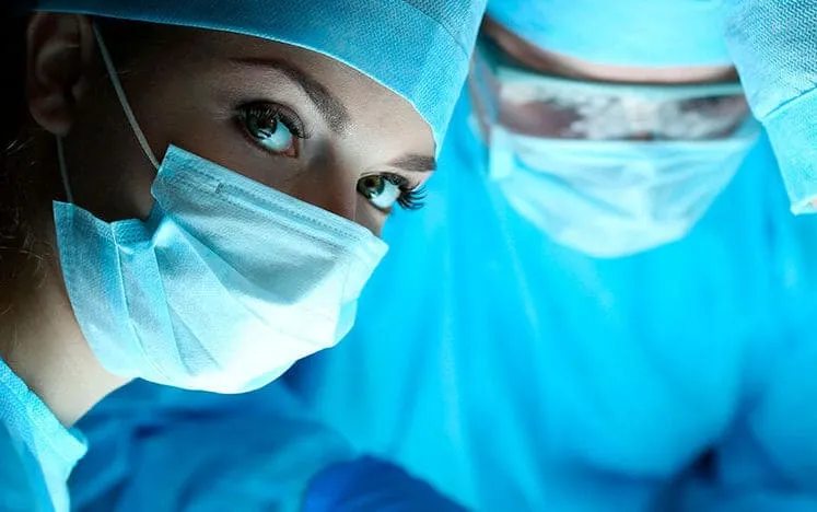 calibracion-de-equipos-medicos-cirujanos-operando