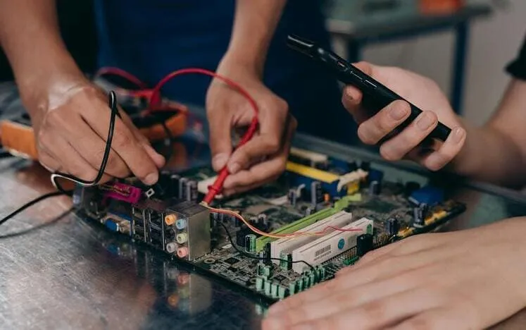 mantenimiento-electromedicina-dos-pares-manos-reparando