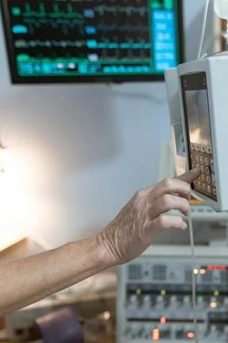 suministros-medicos-manejando-monitor