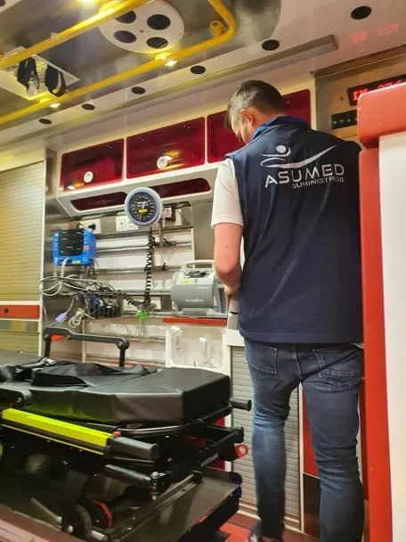 suministros-medicos-asumed-operario-trabajando